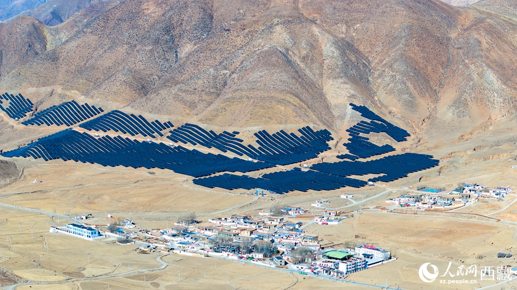 位于拉萨市堆龙德庆区邦村的华电堆龙牧光互补光储项目。