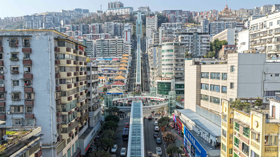 重庆巫山“神女大扶梯”开启测试运行