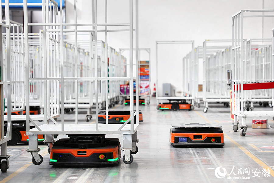 合肥及养食品有限公司内，搬运机器人正在有条不紊地工作。人民网 郭昊摄