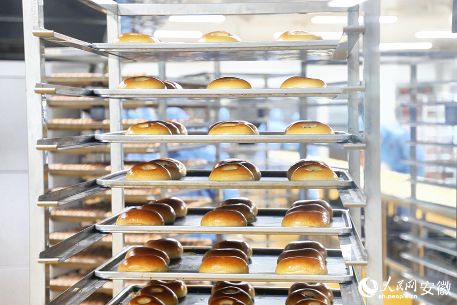 合肥及养食品有限公司内，刚制作好的面包正在等待打包。人民网 郭昊摄