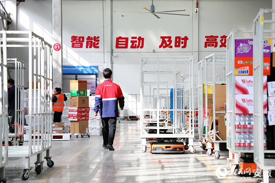 合肥及养食品有限公司内，搬运机器人正在有条不紊地工作。人民网 郭昊摄