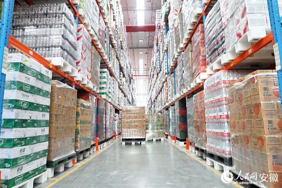 合肥及养食品有限公司内，整理好的货物。人民网 郭昊摄