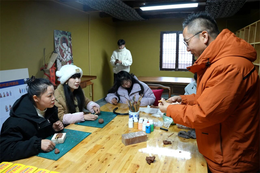在武关驿镇泥叫叫工坊，群众正在体验泥叫叫制作流程。高文亚 摄.jpg