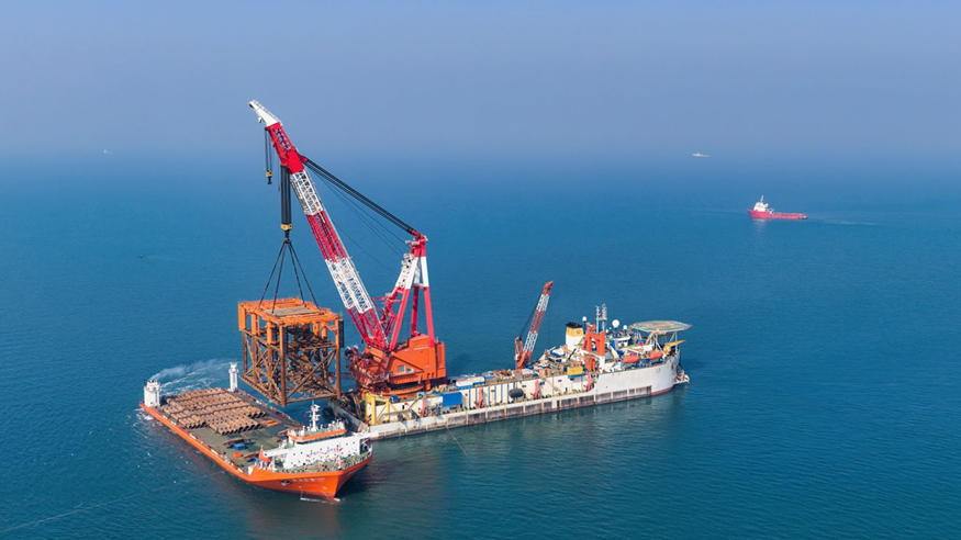 全球最大变质岩油田二期项目全部导管架安装就位