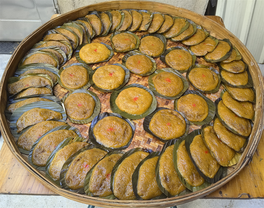 蒸熟后点红的粿.jpg