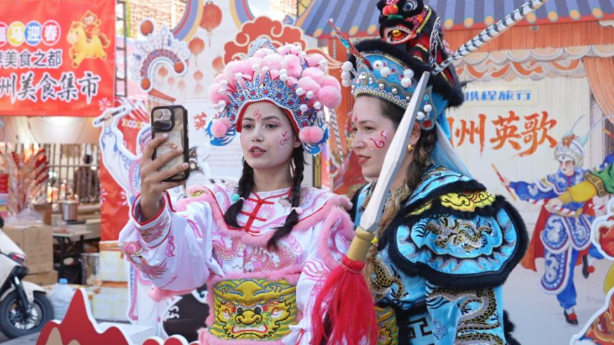 新华视点丨从“老外”到“老乡”，他们为何到中国过年？