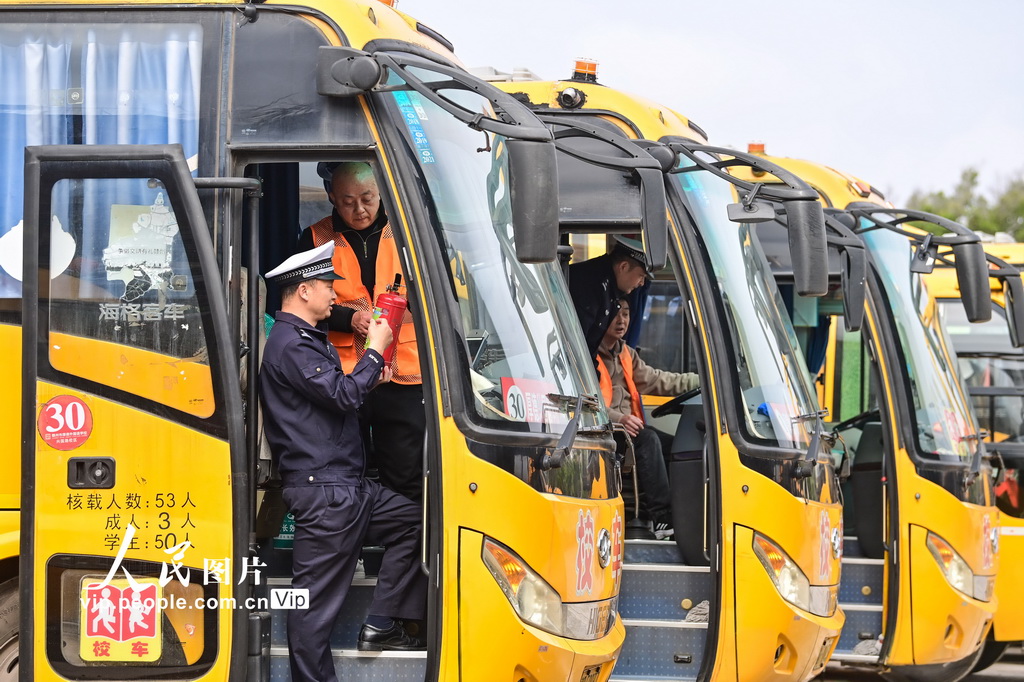 江西赣州：检查校车迎开学【7】