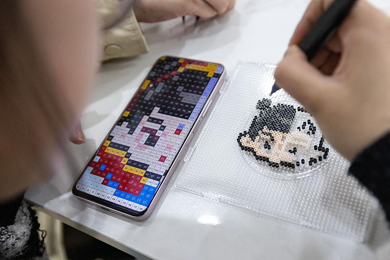 春节假期销量暴涨超90倍 年轻人为何爱上拼豆？