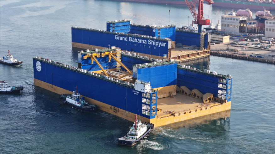 12万吨举力浮船坞在山东青岛启运