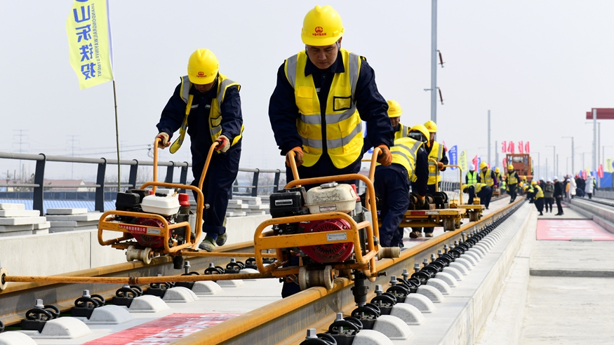 济滨高铁进入全线铺轨作业阶段