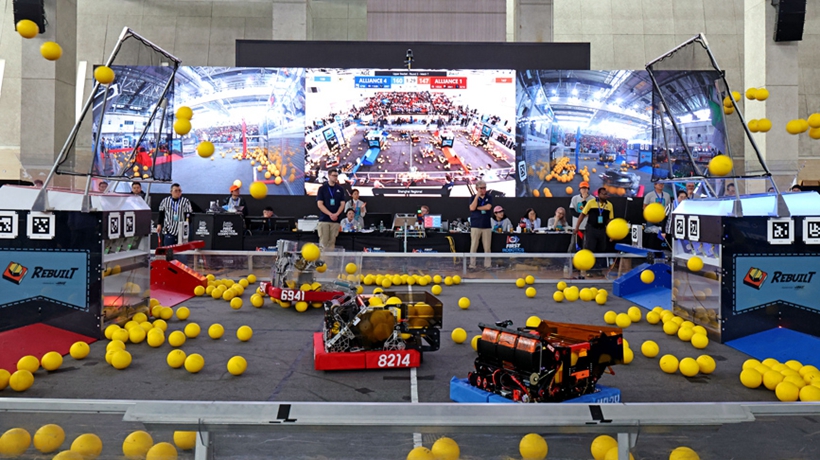 中外青少年在沪比拼机器人技能