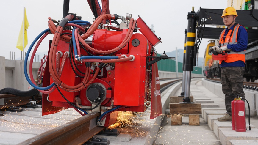 浙江：智能装备“上岗”市域铁路施工