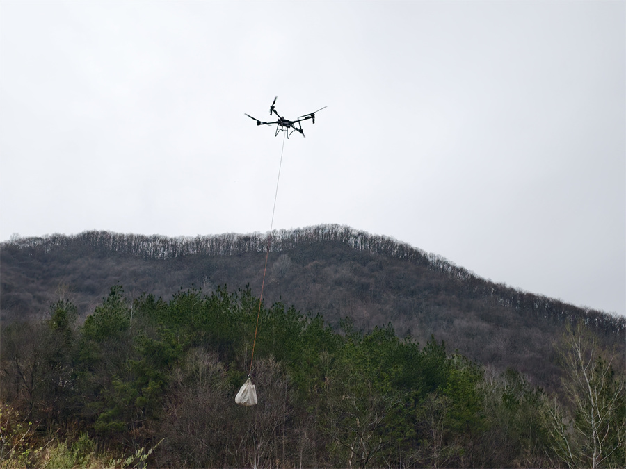 无人机飞越深山，精准吊运农资直达种植基地.jpg