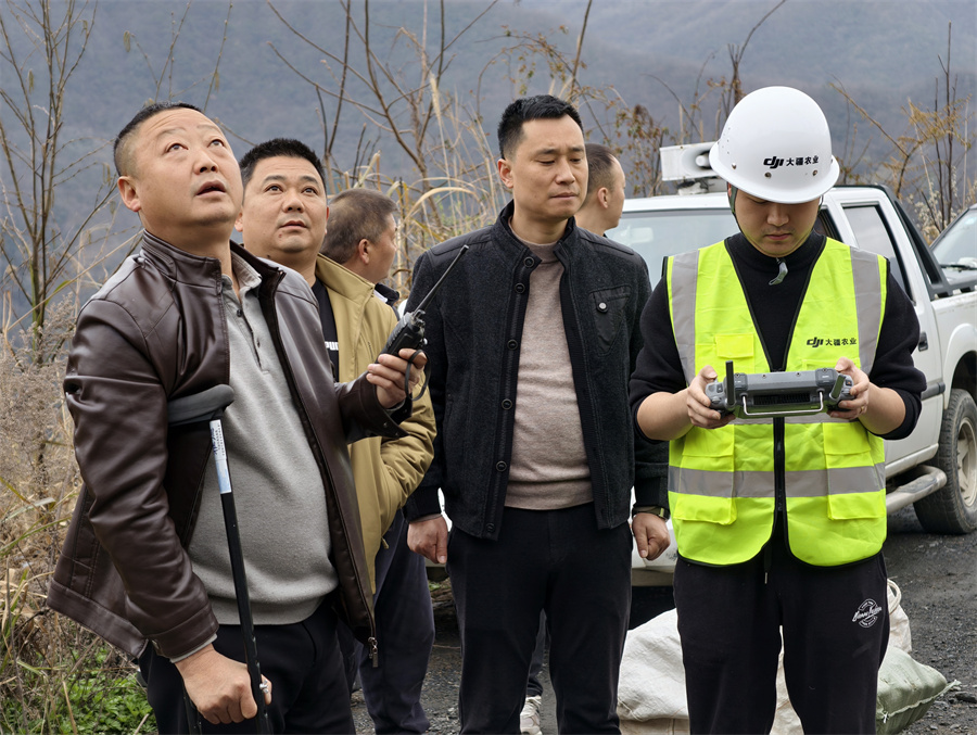 专业飞手精准操控无人机设备，县镇干部现场协同，全程护航春耕运输作业.jpg