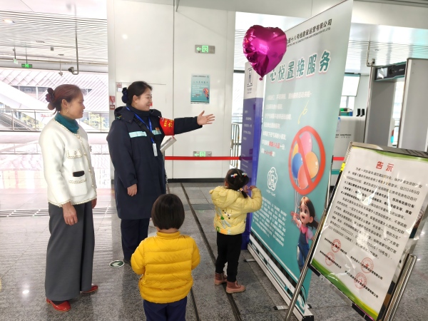 2.车站工作人员为小朋友介绍心悦置换服务(1).jpg