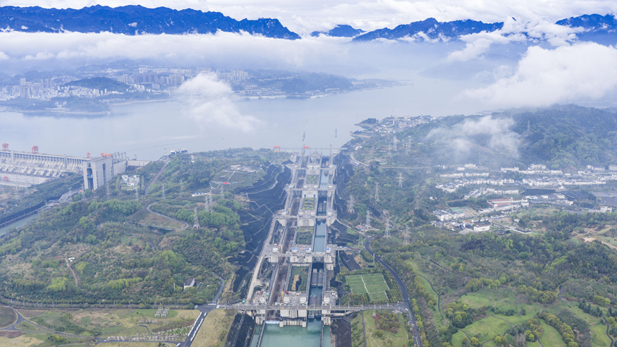 三峡南线船闸检修进度过半 三峡枢纽通航保障有力