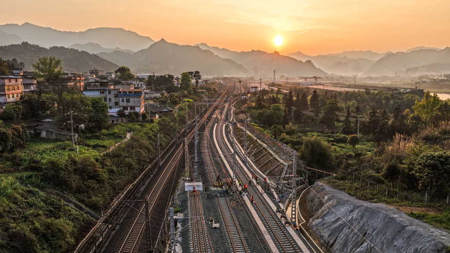 瓮马铁路南北延伸线首个站改工程顺利完成