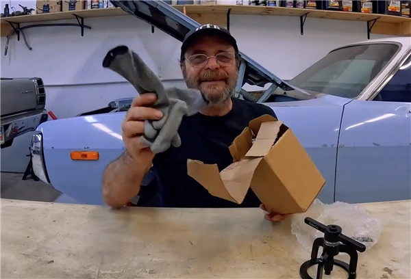 一副手套、一件舞裙，何以刷了屏？