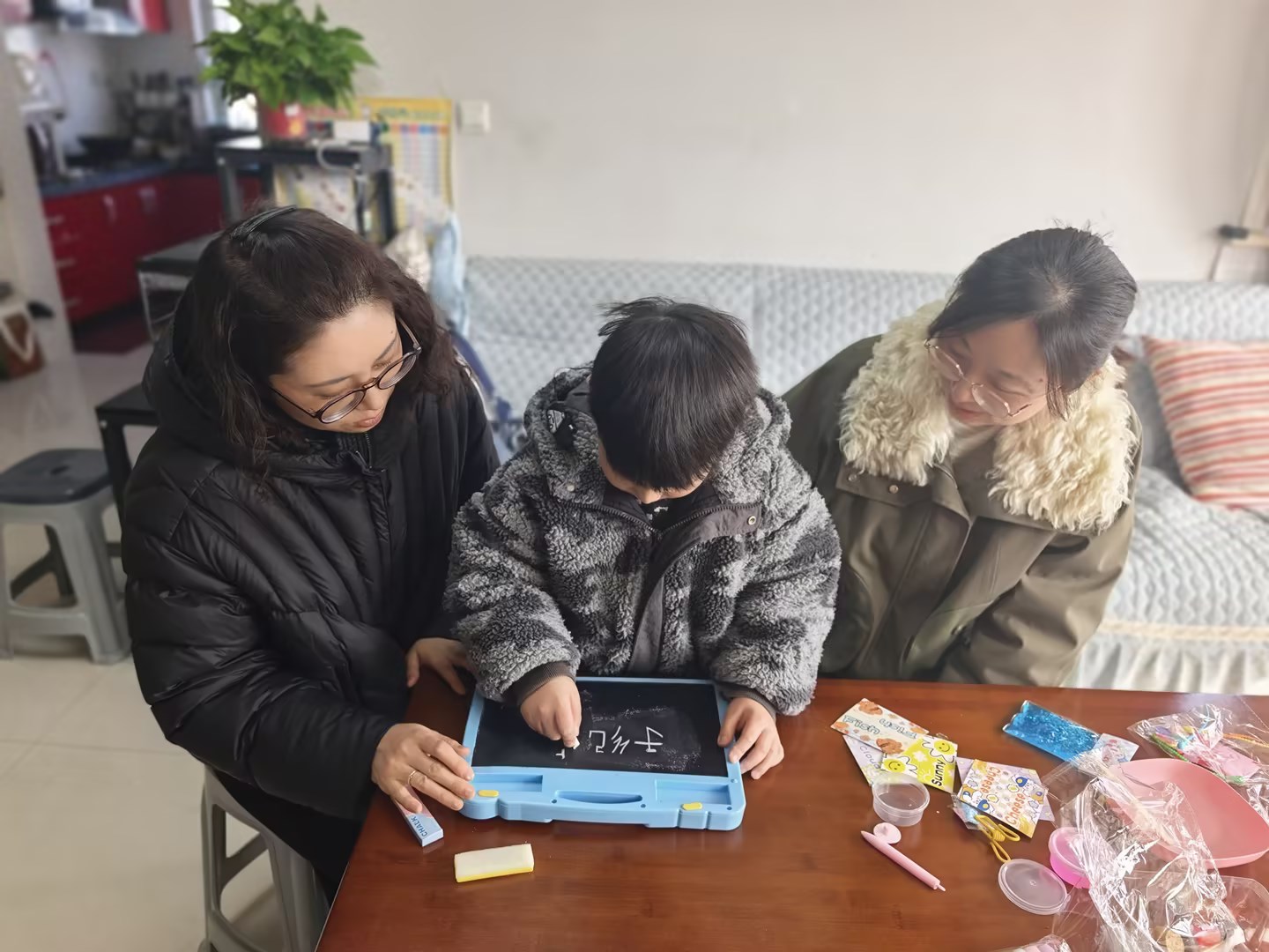 1、爱心妈妈陪“明明”画画 （王继铎 摄）.jpg