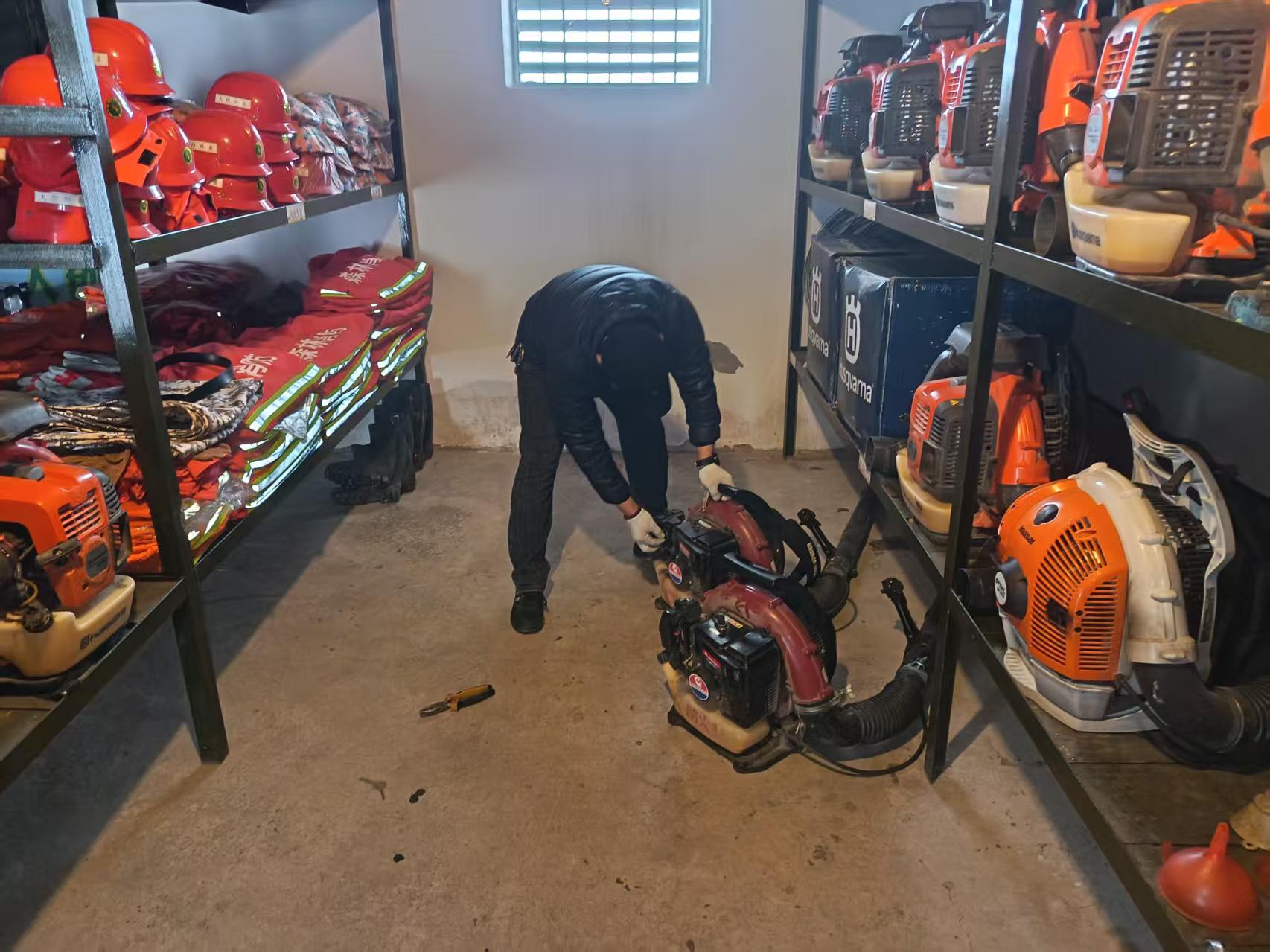 红色边疆农场有限公司调试灭火机器 邹继彤摄.jpg