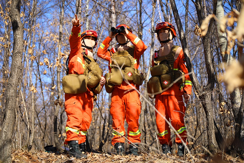 指战员进山入林开展战场勘察.jpg