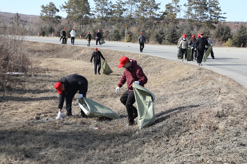 志愿者捡拾道路两侧垃圾.JPG