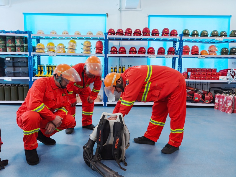 应急队员正在检修风力灭火机.jpg