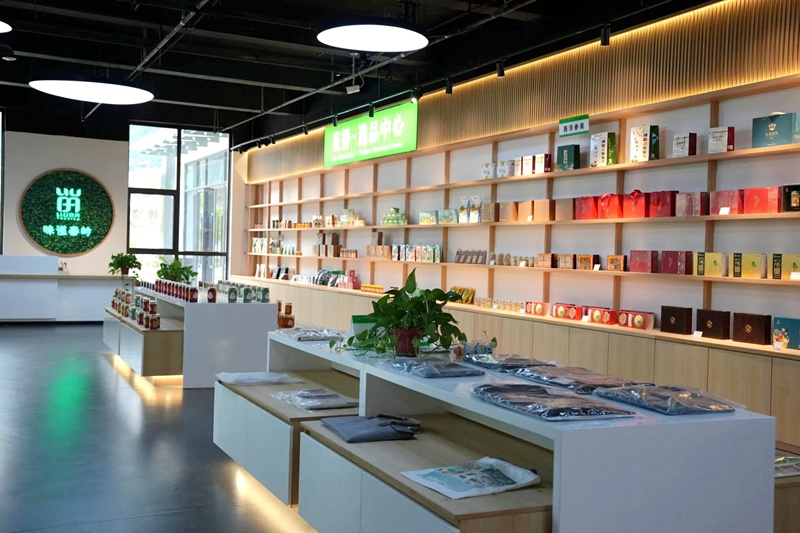 1775549196290520.jpg 汉中市留坝县秦岭山珍物流园留坝特色产品展示平台。(高文亚 摄).jpg