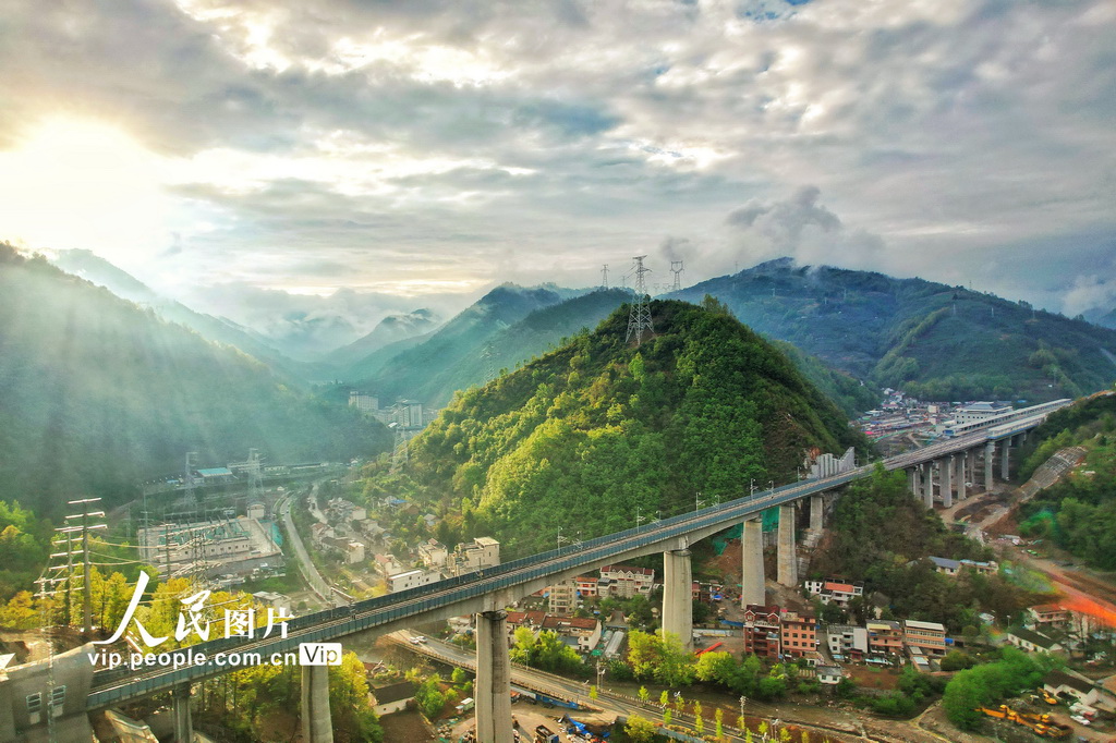 陕西：建设中的西康高铁