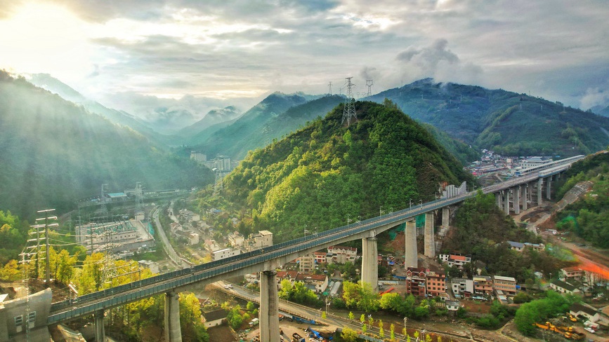 陕西：建设中的西康高铁