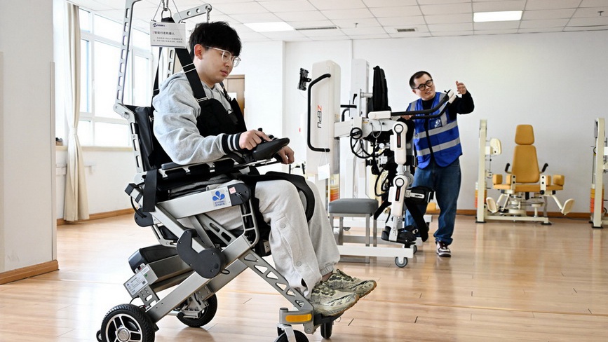 山东青岛：场景训练赋能康养机器人走进现实生活