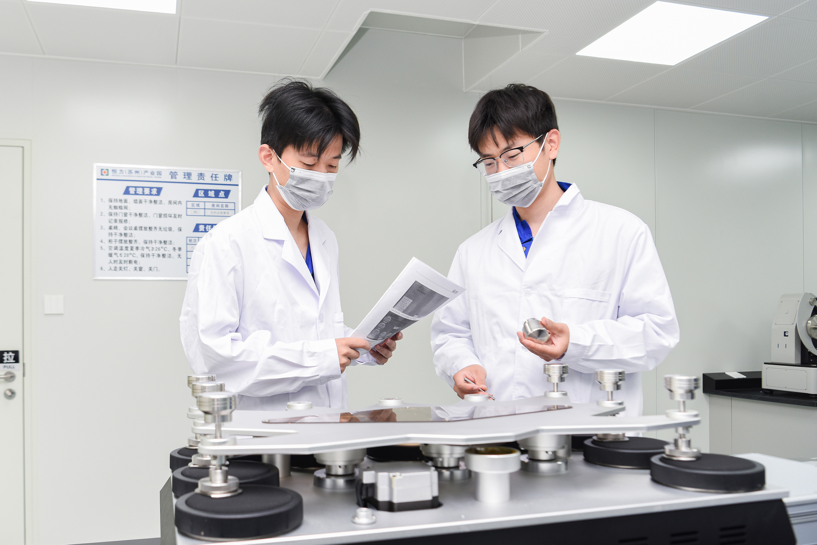 1775804906101778.jpg 3、研发人员在新型纤维研究所检测产品 (郑高峰 摄).jpg