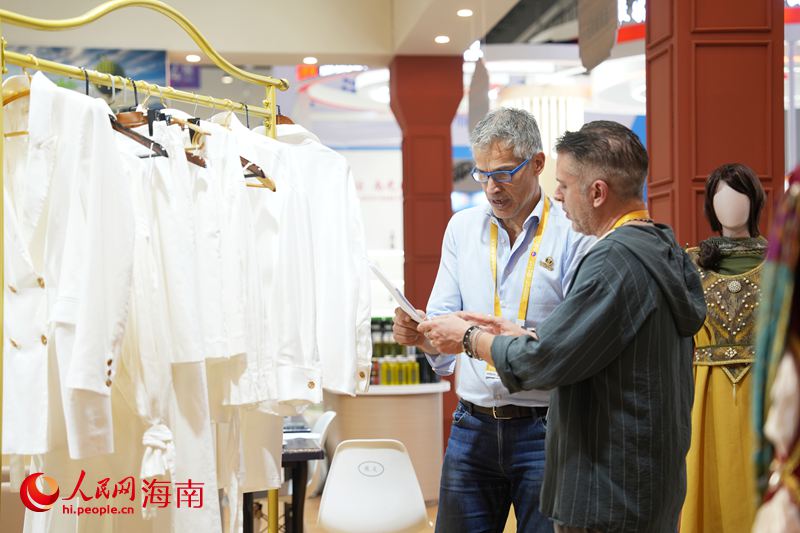 工作人员正在布置服装展品。人民网记者 符武平摄