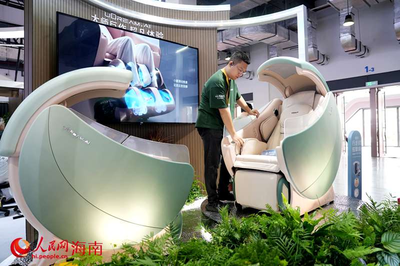 工作人员正在布置展品。人民网记者 符武平摄