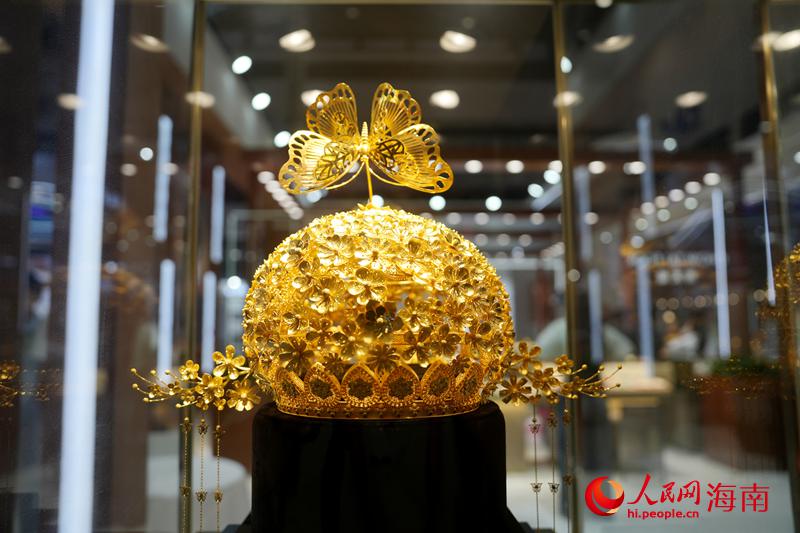 老凤祥带来斩获百鹤金鼎奖的《繁花秘境》黄金皇冠。人民网记者 符武平摄