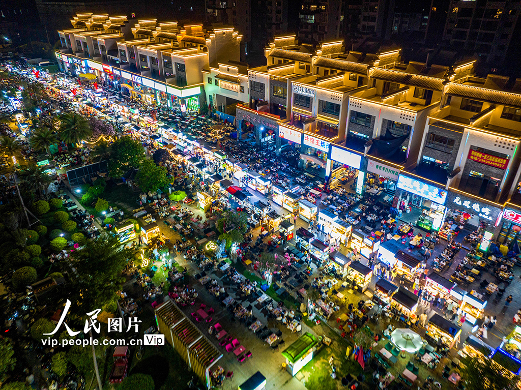 广西梧州：春日夜市人气旺