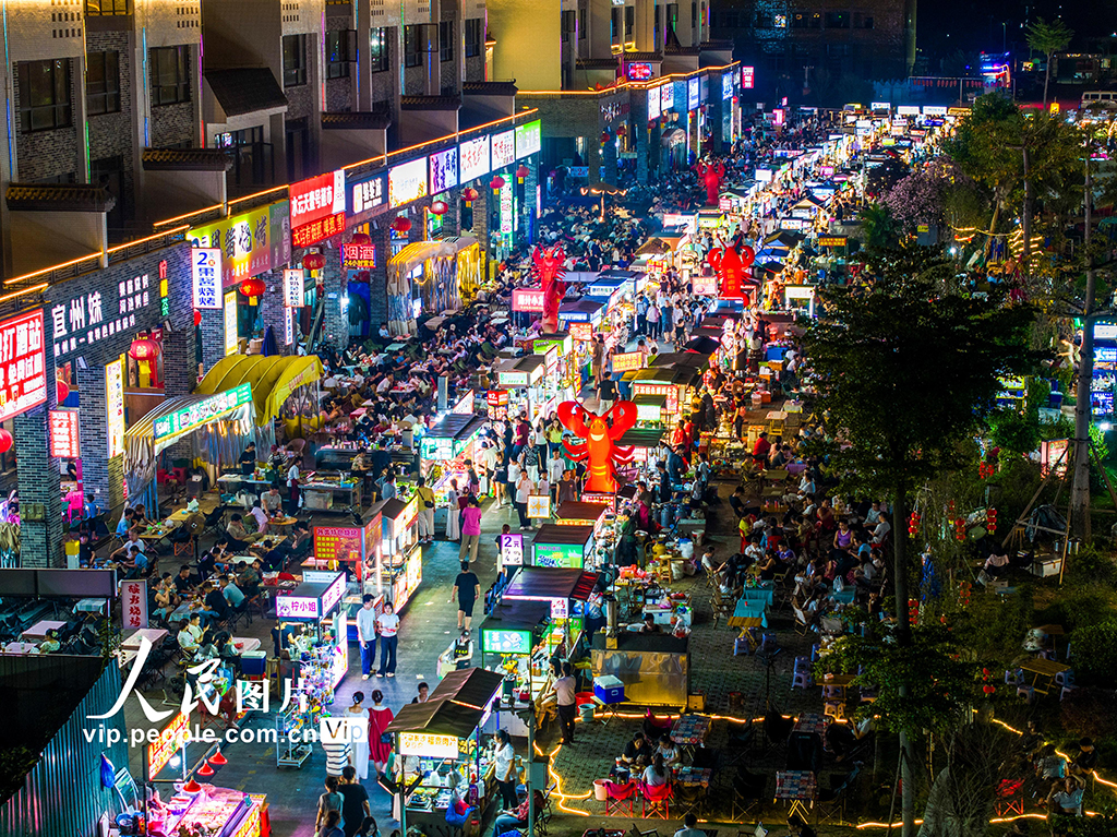 广西梧州：春日夜市人气旺【8】