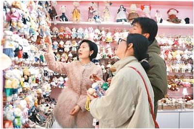 小包掛，何以成年輕人“心頭好”？