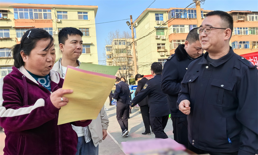 1776242547367314.jpg 图为志愿者向居民普及国家安全常识.jpg