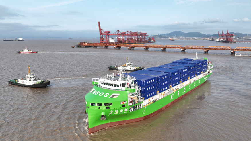 全球最大万吨级纯电动智能集装箱海船从宁波舟山港首航
