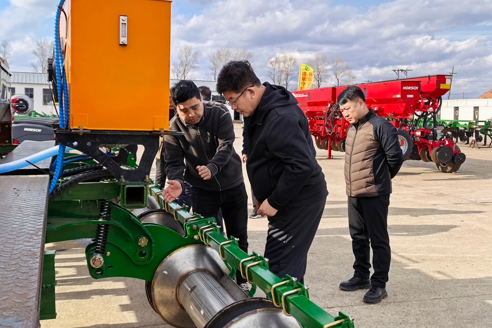 检查组正在检查农机具 王海燕摄.jpg