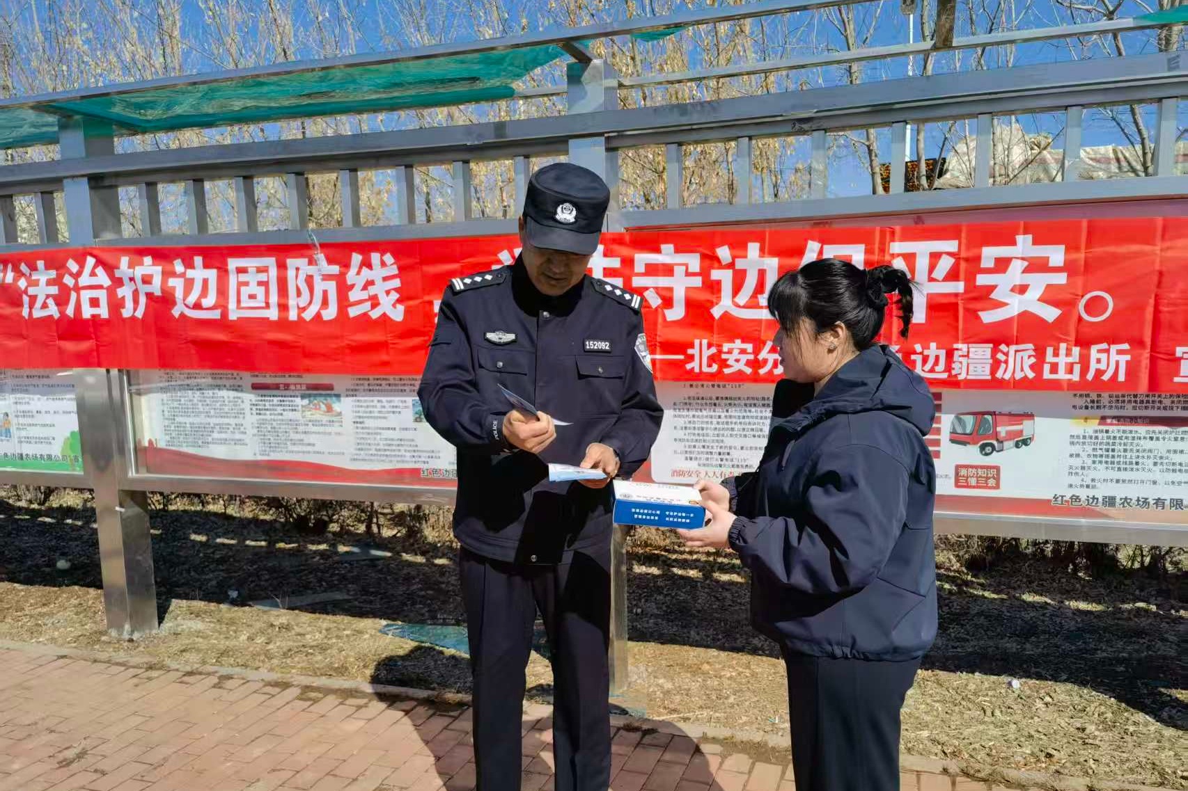 红色边疆农场有限公司工作人员向职工群众讲解国家安全知识 孙圣奇摄.jpg