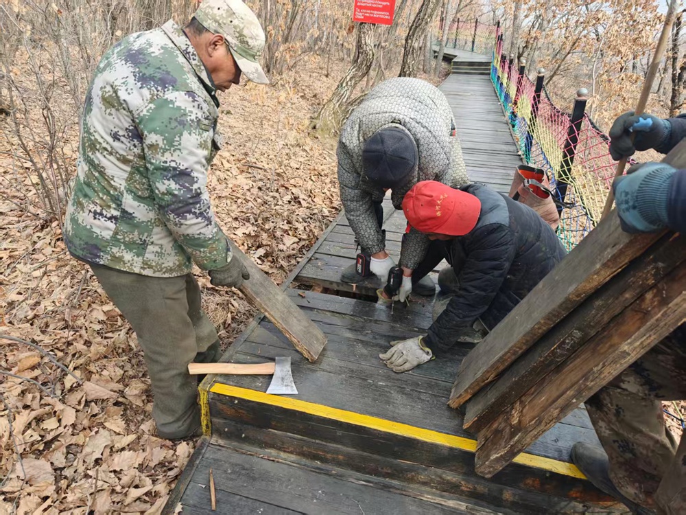 更换景区木栈道木板.jpg