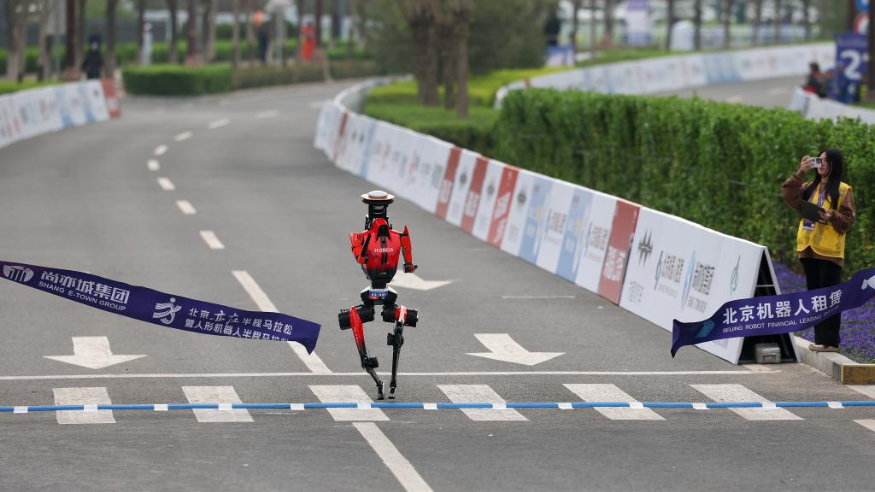 创造人机竞速新历史——人形机器人马拉松见证中国未来产业奔跑之路