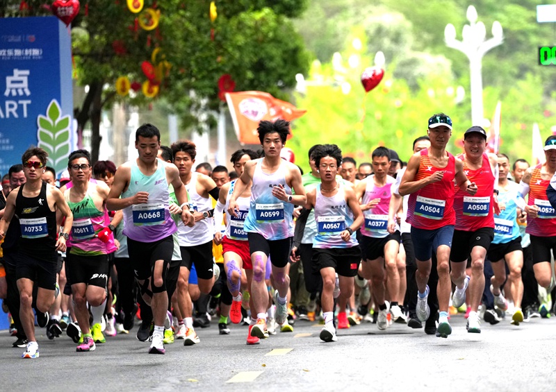 男子组选手在发令枪响后，冲出起点，向着终点奋力奔跑。陈苗 摄.JPG