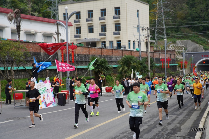 啦啦队为参赛选手助威加油（柳阳欢 摄）.JPG