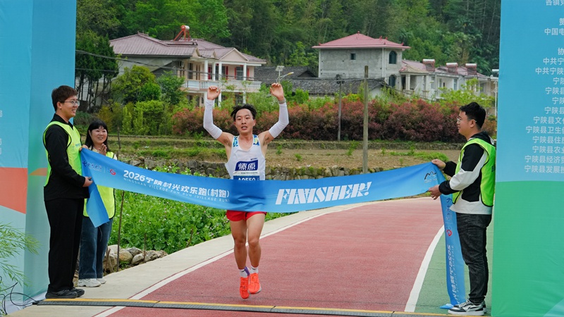 男子组第一名选手冲刺瞬间 杜敏 摄.JPG