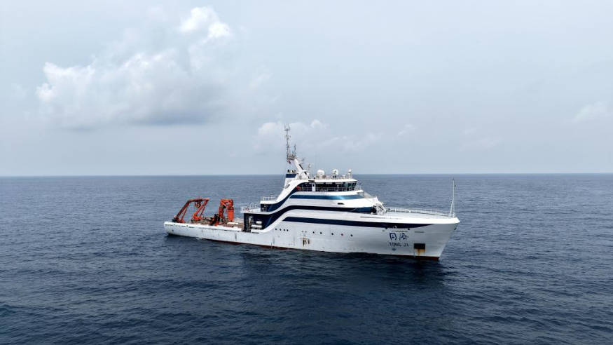 “同济”号在南海“追碳”