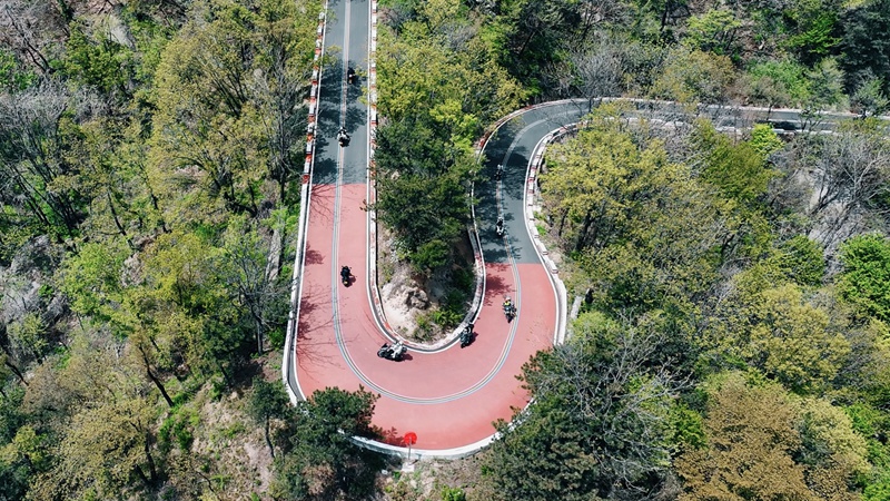 摩友们骑车上山1 嵩宣供图.jpg