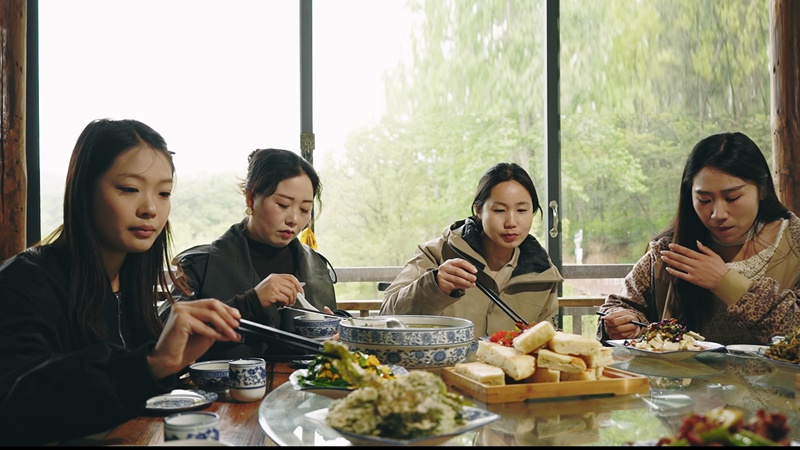 游客品尝山珍宴 嵩宣供图.jpg